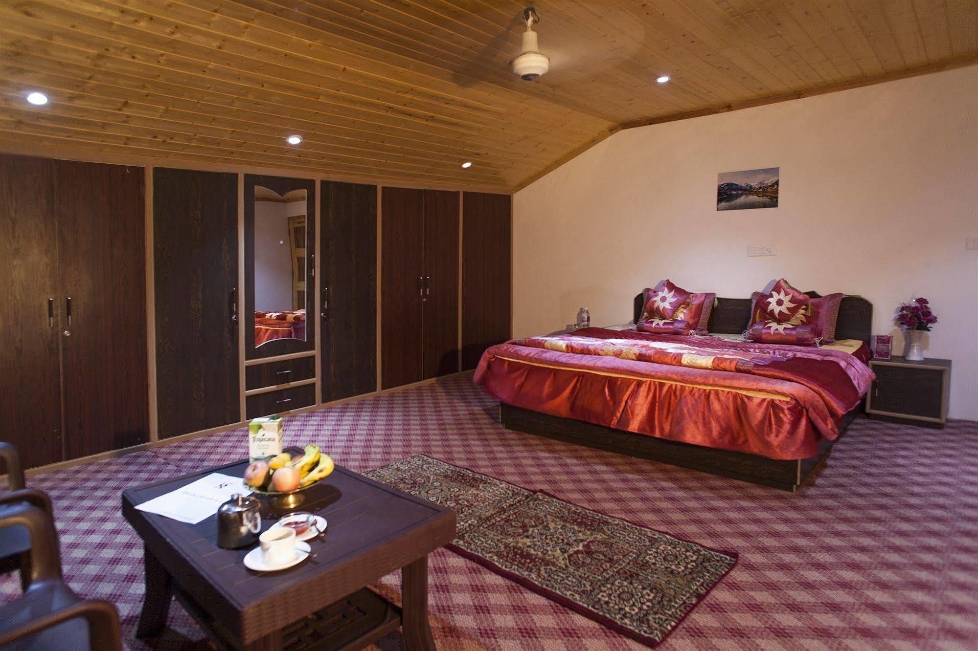 מלון Srīnagar Sheesha Residency מראה חיצוני תמונה