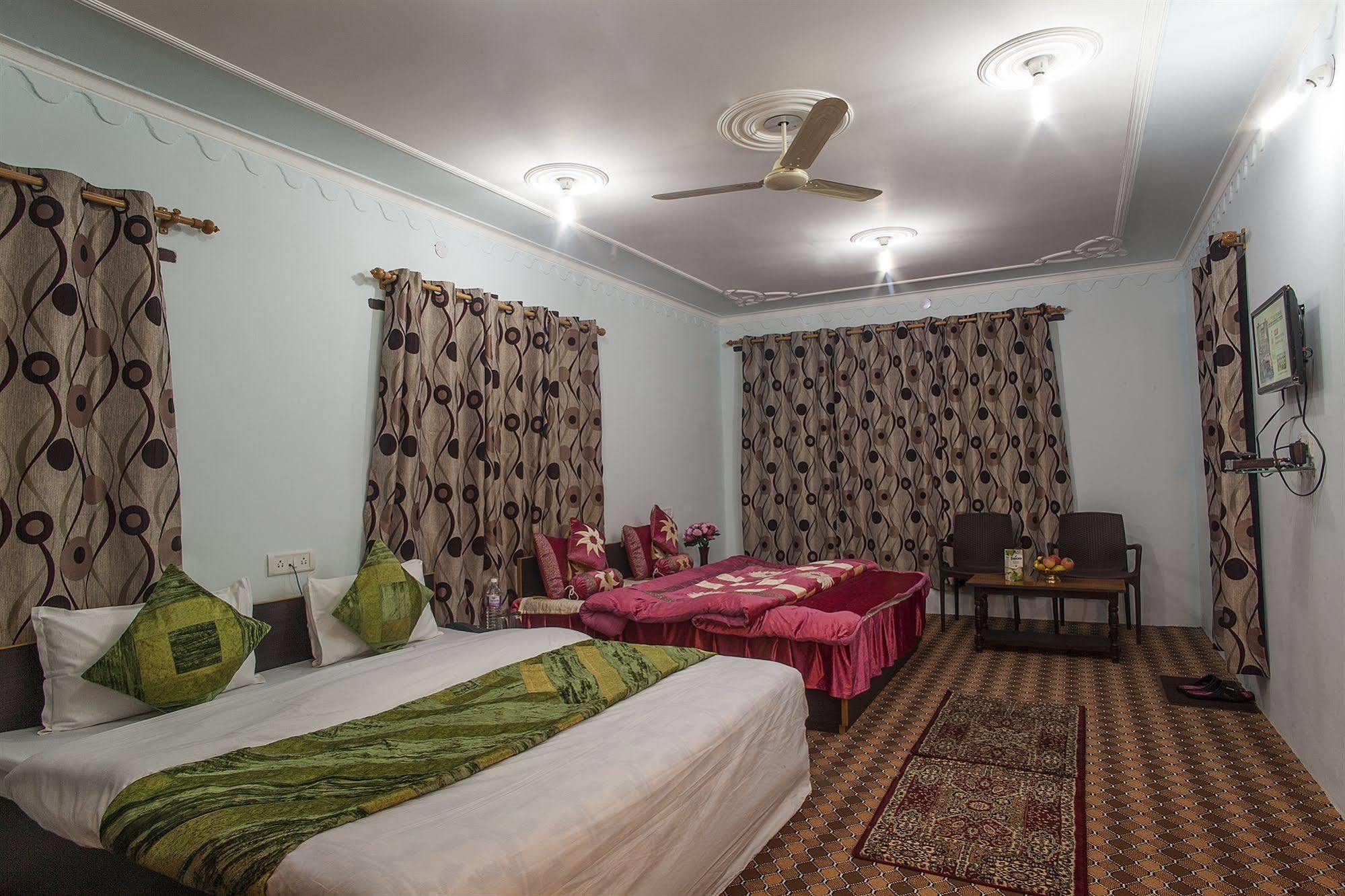 מלון Srīnagar Sheesha Residency מראה חיצוני תמונה